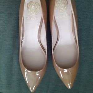 VINCE CAMUTO tan patent leather, kitten heal pump